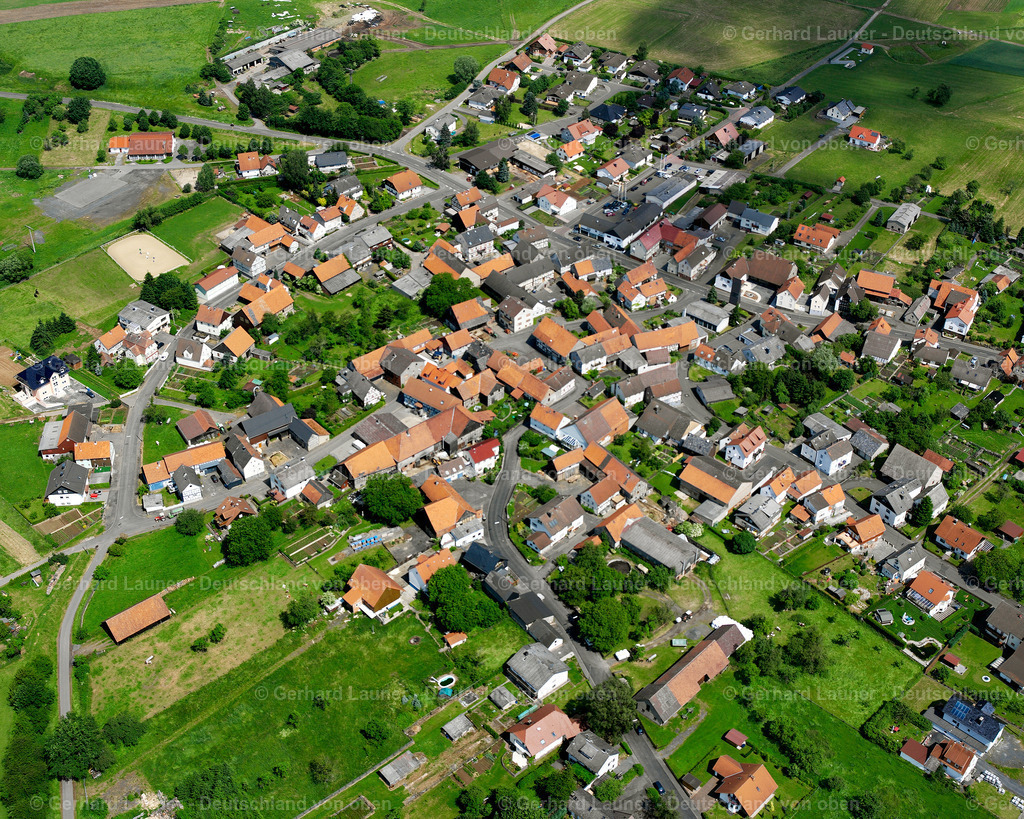 2614707 | BERNSFELD 09.06.2006 Landwirtschaftliche Nutzflächen und Feldgrenzen  umsäumen das Siedlungsgebiet des Dorfes in Bernsfeld im Bundesland Hessen, Deutschland // Agricultural land and field boundaries surround the settlement area of the village  in Bernsfeld in the state Hesse, Germany Foto: Gerhard Launer