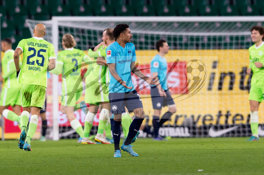 WOBFUE20220206_049 | Fussball, Herren: Jeremy Dudziak (SpVgg Greuther Fuerth) enttaeuscht bei dem Spiel der 1. Bundesliga zwischen VfL Wolfsburg und SpVgg Greuther Fuerth in der Volkswagen Arena am 06.02.2022 in Wolfsburg, Deutschland.DFB / DFL REGULATIONS PROHIBIT ANY USE OF PHOTOGRAPHS AS IMAGE SEQUENCES AND/OR QUASI-VIDEO. - Realisiert mit Pictrs.com