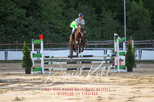 DKP45210 | Turnierfotos kaufen im Webshop von Daniel Kuhl Photography – entdecke professionelle Reitsportfotos aus Turnieren & Events. Hochwertige Turnierbilder online bestellen & sichern. Jetzt Fotos von Reitsportturnieren kaufen!