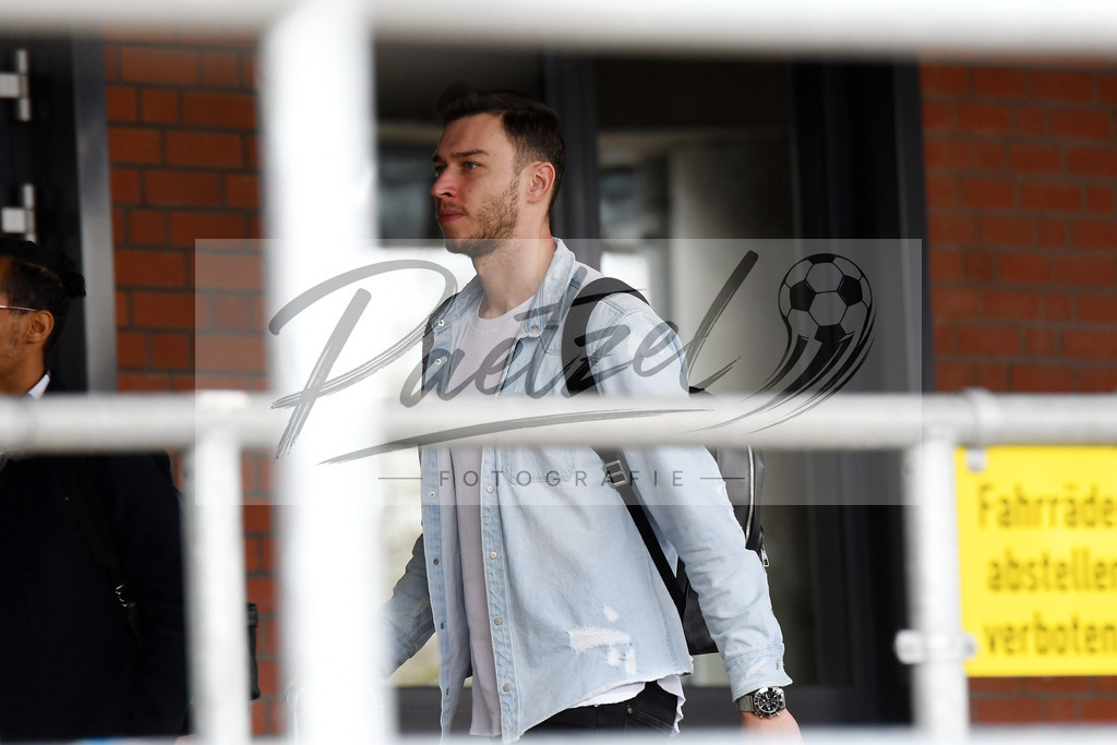 20200303_PKWBRE_0078 | Fussball, Herren: Jiri Pavlenka (Werder Bremen) schaut auf dem Weg ins wohninvest Weserstadion am 03.03.2020 in Bremen, Deutschland. - Realisiert mit Pictrs.com