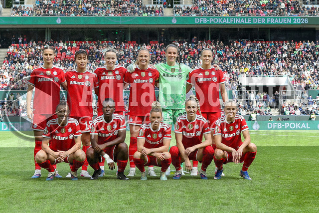 14.05.2026, GER, Fussball, Frauen, DFB-Pokal, Finale, Saison 2025/2026, VfL Wolfsburg - FC Bayern München | Mannschaftsfoto vom FC Bayern München vor dem Spiel hintere Reihe von links: Klara Bühl (Bayern), Momoko Tanikawa (Bayern), Franziska Kett (Bayern), Glodis Viggosdottir (Bayern), Ena Mahmutovic (Bayern), Magdalena Eriksson (Bayern) vordere Reihe von links: Gerogia Stanway (Bayern), Bernadette Amani (Bayern), Linda Dallmann (Bayern), Giulia Gwinn (Bayern), Pernille Harder (Bayern)