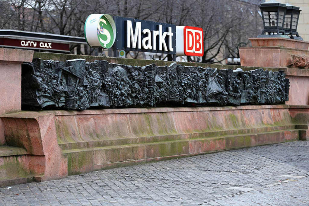 Foto: Leipzig - Gedenkrelief Markt | Das Team hinter BILDLEXIKON LEIPZIG bündelt historische wie aktuelle Informationen über die Stadt Leipzig in Text und Bild auf einer Plattform und stellt diese der interessierten Öffentlichkeit zur Verfügung.