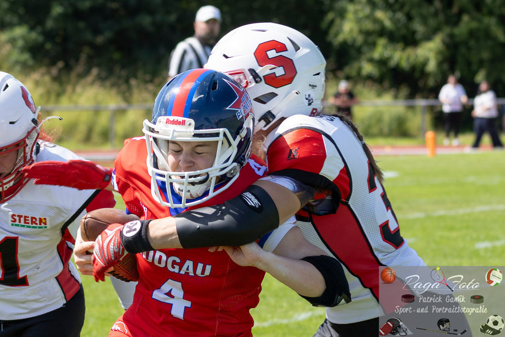 GFLW 1: German Football League Women 1: Rodgau Pioneers Ladies - Stuttgart Scorpions Sisters, 07.06.2026 | Lilly Veith (Rodgau Pioneers Ladies #4) wird von Maria Schubert (Stuttgart Scorpions Sisters #30) am Weiterlaufen gehindert / getackled, Rodgau Pioneers Ladies - Stuttgart Scorpions Sisters, Rodgau, Maingau-Energie-Stadion "Am Weichsee", 7.6.2026 - Realisiert mit Pictrs.com