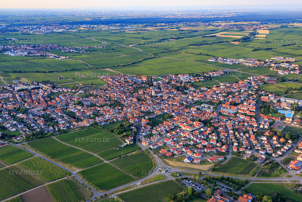Luftbild: Ortsansicht von Südwesten in Maikammer im Bundesland Rheinland-Pfalz in Deutschland. – Foto: IMG_082747.jpg vom 25.06.2015 durch Werner Riehm/FLY-FOTO.de – Auflösung des Originals: 5472 x 3648 px