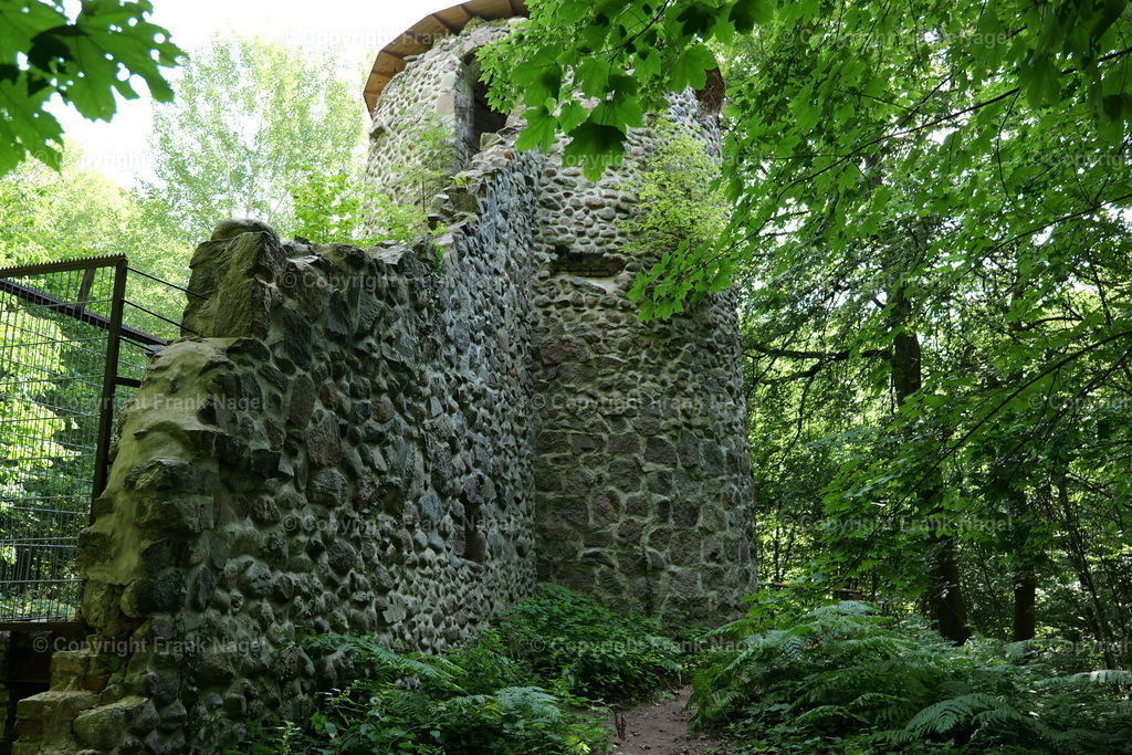 Burgruine Wasserturm | Der Wasserturm befindet sich auf der Insel Rügen in Lietzow im Waldpark Semper. Er wurde in Form einer mittelalterlichen Burg um 1920 gebaut und war bis 1953 zur Wasserversorgung in Betrieb. Die urige Burgruine ist nicht begehbar. - Realisiert mit Pictrs.com
