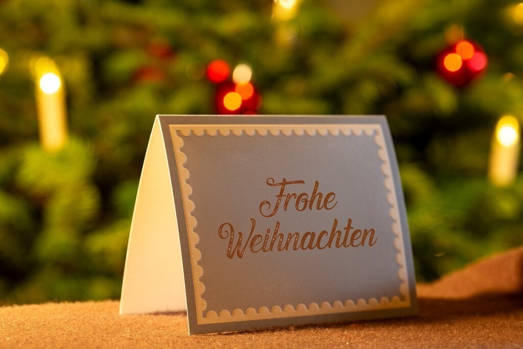 Weihnachtsgrüße, Frohe Weihnachten | Greeting card with the inscription FROHE WEIHNACHTEN in front of a Christmas tree (digitally edited) - Realisiert mit Pictrs.com