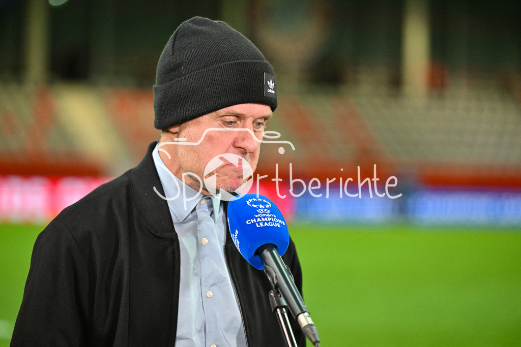 FC Bayern München Frauen - Arsenal London Frauen | im Bild ein nachdenklicher und gluecklicher Alexander STRAUS nach dem Heimsieg gegen arsenal / Interview / Freisteller / Einzelfoto / UEFA Womens Champions League: FC Bayern München Frauen - Arsenal London Frauen, FC Bayern Campus am 09.10.2024