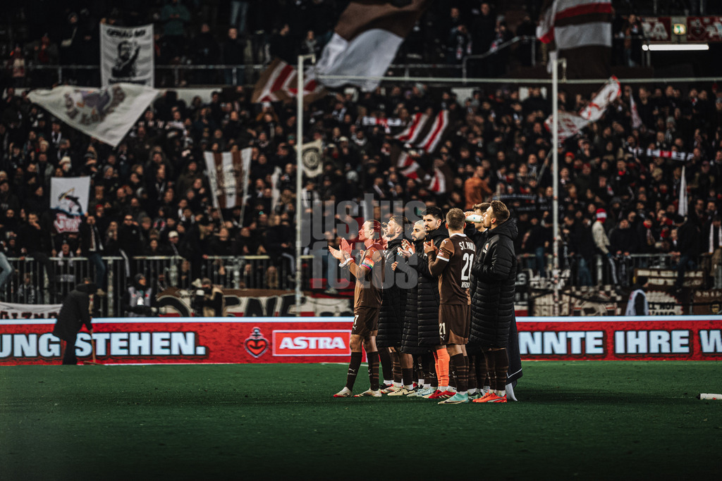 Fußball | Männer | Saison 2024/2025  | Fußball-Bundesliga | 26. Spieltag | FC St. Pauli vs. TSG Hoffenheim | 14.03.2025 | St. Pauli feiert den Sieg mit den Fans, vorne Jackson Irvine (#7, FC St. Pauli)