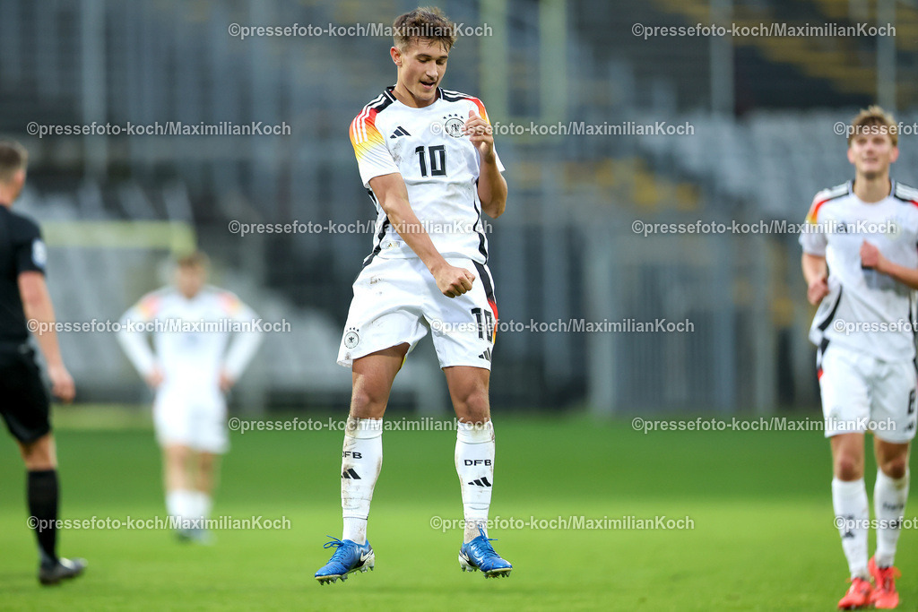 WUP14102401028 | 14.10.2024, Fußball, U20 Länderspiel Deutschland - Ghana, Stadion am Zoo, Wuppertal, Saison 2024 2025: Torjubel nach dem 4:0 durch Tom Bischof (GER #10) 