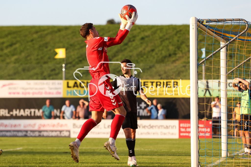 FC Pipinsried - SV Wacker Burghausen | Wacker keeper Markus SCHOELLER (SVW #1) kann einen Ball gerade noch abfangen