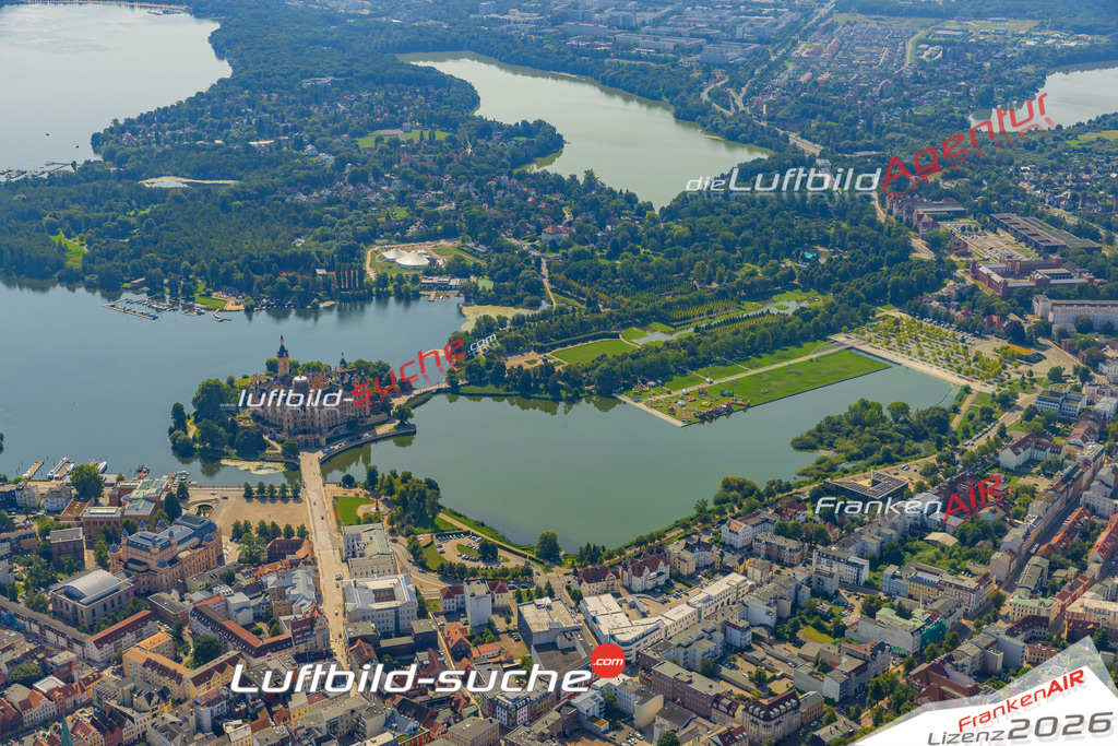 Luftaufnahme Schwimmende Wiese Schwerin - Die Luftaufnahme wurde 2025 vom UL-Flugzeug heraus erstellt ( ohne Drohne ) - Hochauflösende Luftaufnahme - für professionelle Ausdrucke geeignet. Die Geschenkidee !Mit Lizenz und Bildrechte bestellbar
