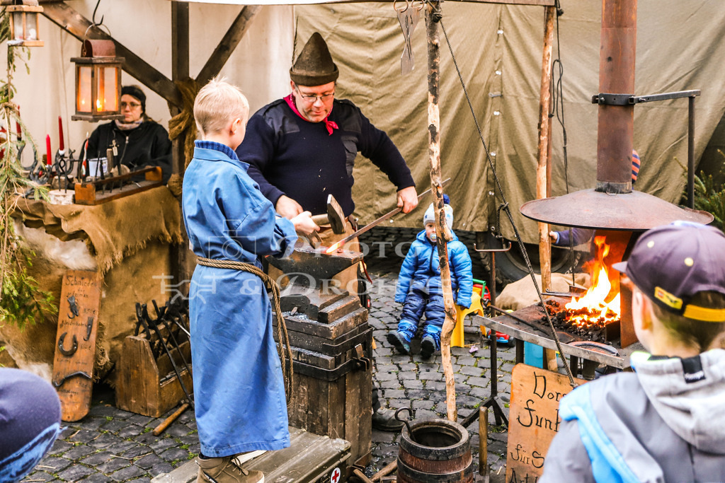 Weihnachtsmarkt Oberwesel 2022-1242 | Der Weihnachtsmarkt in Oberwesel ist jedes Jahr ein Publikumsmagnet. Wir bieten die schönsten Momente auf unseren Fotos. Kostenlos anschauen und online bestellen. - Realisiert mit Pictrs.com