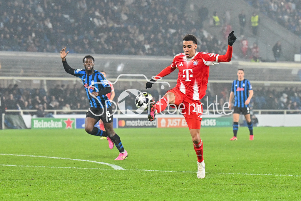 Atalanta Bergamo - FC Bayern München | BERGAMO, ITALY - 10. MARCH: with Ball Jamal MUSIALA (FC Bayern München 10) during the UEFA Champions League match between Atalanta Bergamo vs. FC Bayern Munich on first leg of round of 16 at New Balance Arena