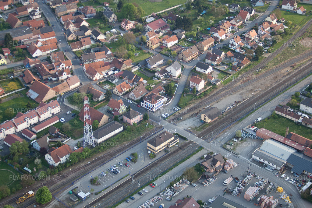 Aerial view: View of the town in Rœschwoog in the state Bas-Rhin, France.Photo: IMG_39471.jpg taken on 04/14/2011 by Werner Riehm/FLY-FOTO.comResolution of the original: 4752 x 3168 px