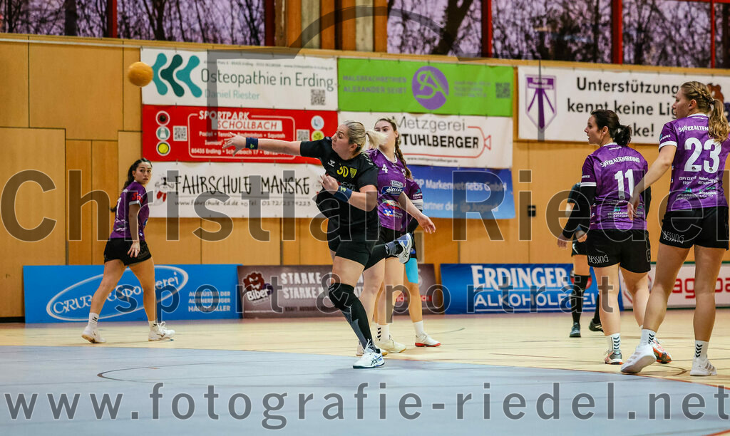 2023-12-17_016_SpVgg_Altenerding_II_gegen_HF_Scheyern | Erding, Deutschland, 17.12.2023:
Handball, Bezirksliga Frauen Altbayern 2023 / 2024, 9. Spieltag, SpVgg Altenerding II gegen HF Scheyern, Endergebnis: 22:26

Amalia Moldovan (HF Scheyern, #30), Kati Gottschalk (SpVgg Altenerding, #11), Sophie Lößl (SpVgg Altenerding, #23)

Foto: Christian Riedel / fotografie-riedel.net