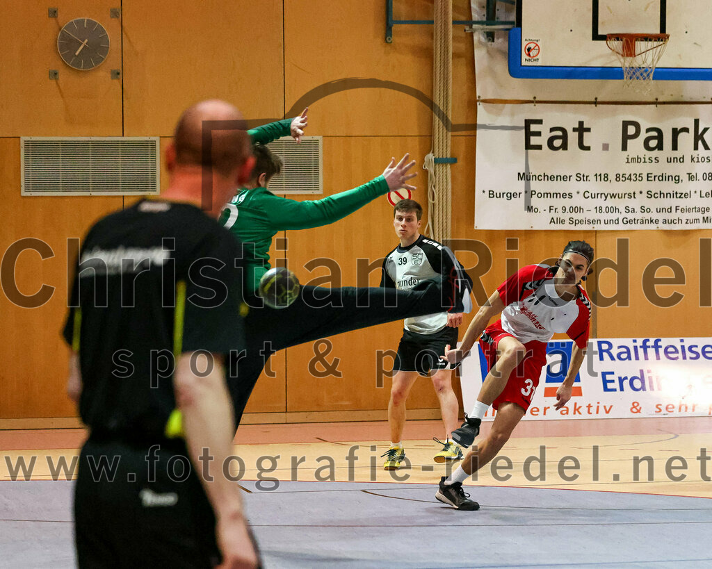 2023-01-21_108_SpVgg_Altenerding_gegen_SC_Eching | Erding, Deutschland, 21.01.2023:
Handball, Bezirksoberliga Männer 2022 / 2023, 12. Spieltag, SpVgg Altenerding gegen SC Eching, Endergebnis: 29:34

Niklas Jahn (SC Eching, #20), Christoph Weilbach (SC Eching, #39), Luis Leitner (SpVgg Altenerding, #31)

Foto: Christian Riedel / fotografie-riedel.net