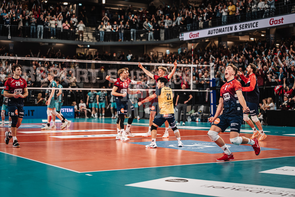 Volleyball | Herren | Saison 2025/2026 | 1. Volleyball Bundesliga Männer | DVV Pokal Halbfinale | SVG Lüneburg vs. SWD powervolleys Düren | 16.12.2025 | Lüneburg jubelt nach dem Sieg und dem Einzug in das zoi DVV Pokalfinale, ivorne Santeri Välimaa (#12, SVG Lüneburg)