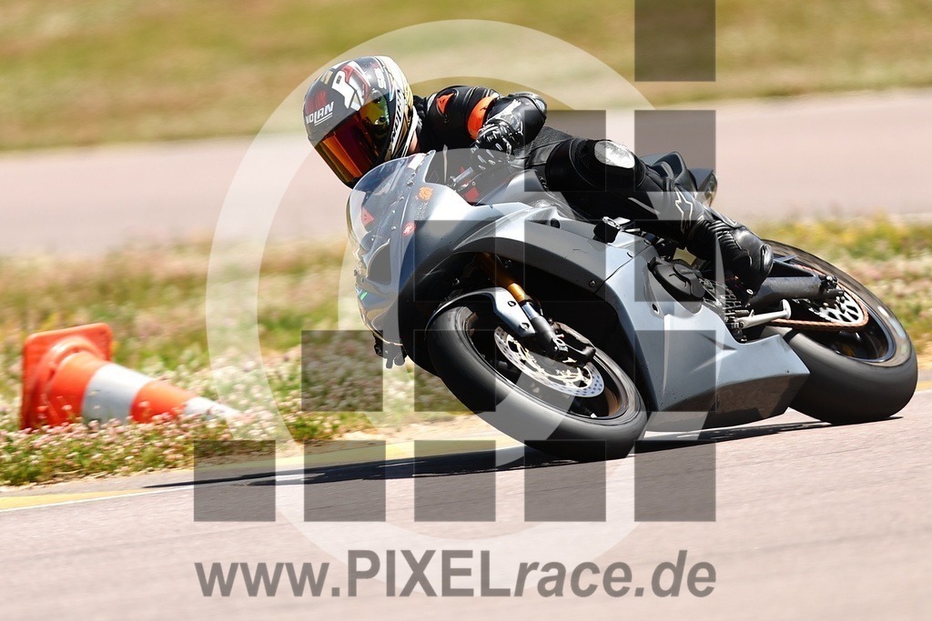 inst-20250622_01628 | Schöne Erinnerungen an spannende Momente - das festzuhalten ist unser Job. PIXELrace.de ist seit 2003 auf den Rennstrecken Europas unterwegs um die Action draußen beim Fahren und die wunderbare Stimmung imm Fahrerlager für euch einzufangen.