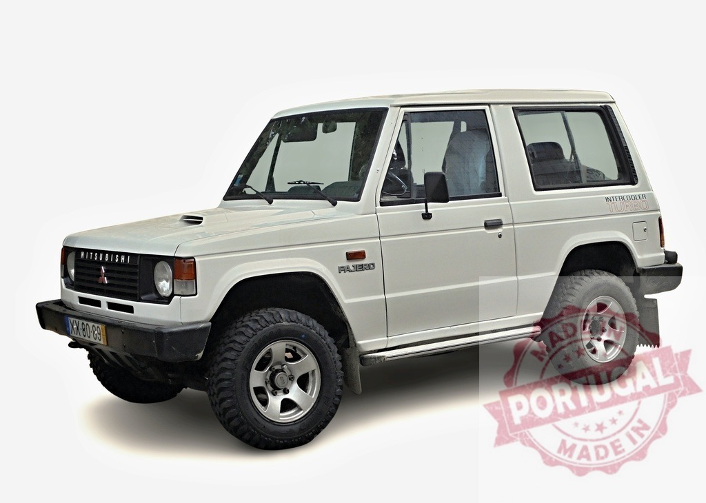 White Mitsubishi Pajero intercooler turbo diesel 4x4 standing still | Powerful white Mitsubishi Pajero intercooler turbo diesel 4x4 standing still on a white background - Realisiert mit Pictrs.com
