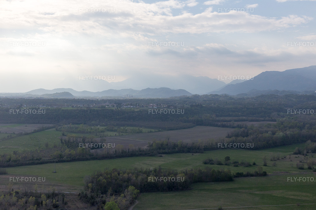 Vue aérienne: Vue de la ville à Aonedis di Là dans le département Frioul-Vénétie Julienne, Italie. Photo: IMG_098764.jpg prise le 07/04/2017 par Werner Riehm/FLY-FOTO.eu – Résolution de l'original: 5472 x 3648 px
