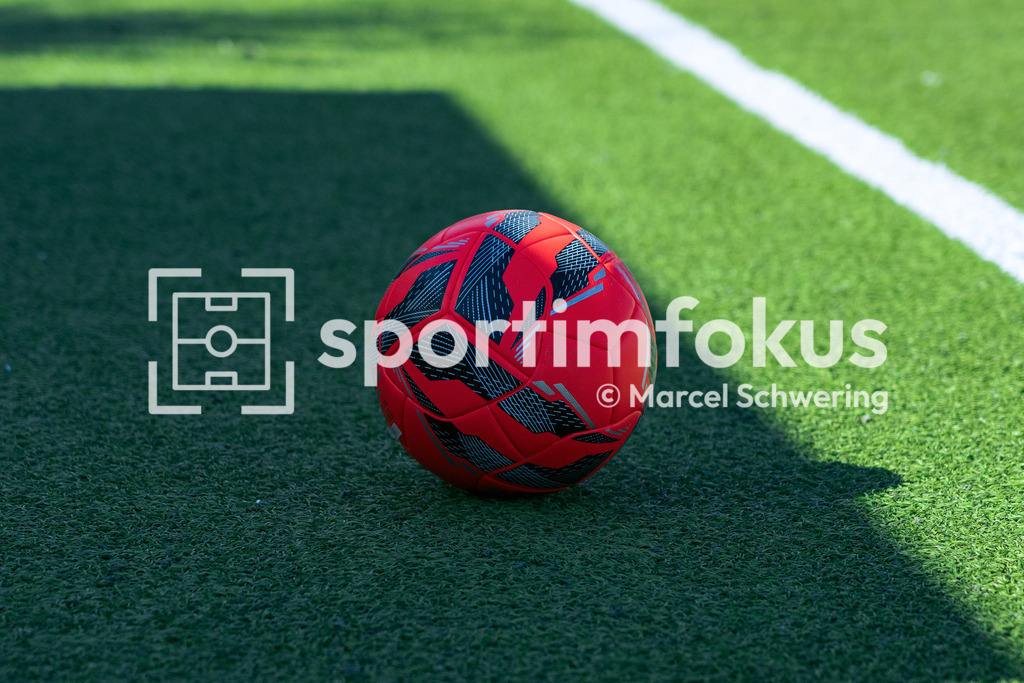 SV Jägerhaus-Linde – TSV Beyenburg | Der rote Spielball. Kreisliga A: SV Jägerhaus-Linde gegen TSV Beyenburg, Wuppertal, 27.09.2026. Endstand: 1:2 (0:1). sportimfokus / Marcel Schwering - Realisiert mit Pictrs.com