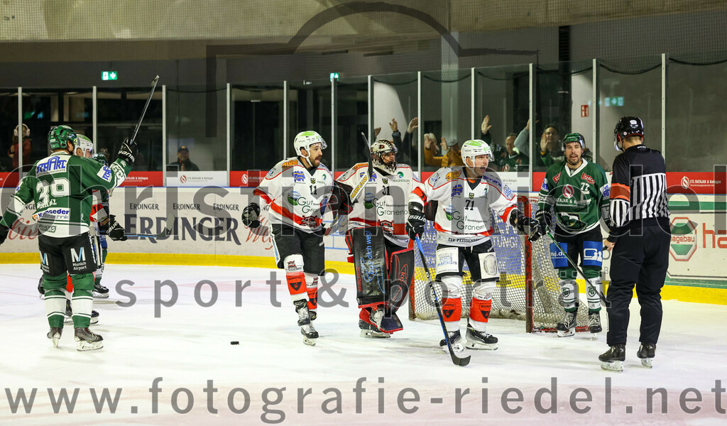 2023-10-29_121_TSV_Erding_gegen_TSV_Peissenberg | Erding, Deutschland, 29.10.2023:
Eishockey, Bayernliga Vorrunde 2023 / 2024, 5. Spieltag, TSV Erding gegen TSV Peißenberg, Endergebnis: 

Torwart Korbinian Sertl (TSV Peissenberg, #31), Manuel Singer (TSV Peissenberg, #71), Philipp Michl (Erding Gladiators, #77)

Foto: Christian Riedel / fotografie-riedel.net