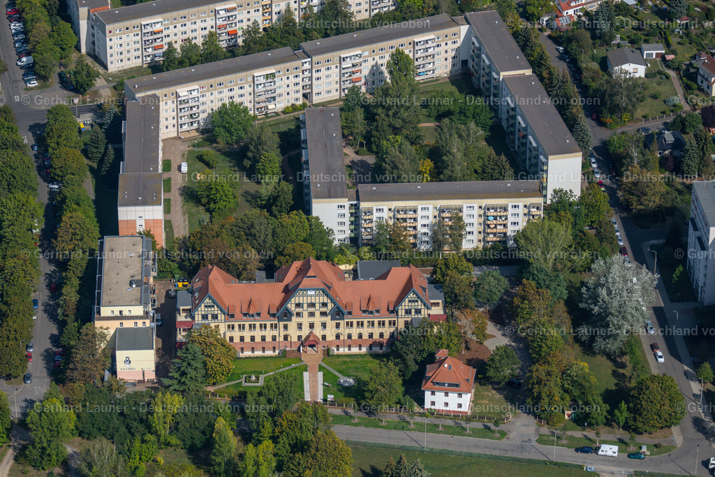 4041194 | LEIPZIG 15.09.2020 Baudenkmal "Z9" mit sanierten Eigentumswohnungen an der Zschopauer Straße im Ortsteil Thekla in Leipzig im Bundesland Sachsen, Deutschland. Weiterführende Informationen bei: B&amp;B Capital GmbH,  ImmoInvest Vertriebs GmbH,  zangemeister ingenieurbüro für bauplanung, statik und baubetreuung; mauermeisterhaus bau- und immobilien GmbH. // Facade of the monument "Z9" on Zschopauer Strasse in the district Thekla in Leipzig in the state Saxony, Germany. Further information at: B&amp;B Capital GmbH,  ImmoInvest Vertriebs GmbH,  zangemeister ingenieurbuero fuer bauplanung, statik und baubetreuung; mauermeisterhaus bau- und immobilien GmbH. Foto: Gerhard Launer
