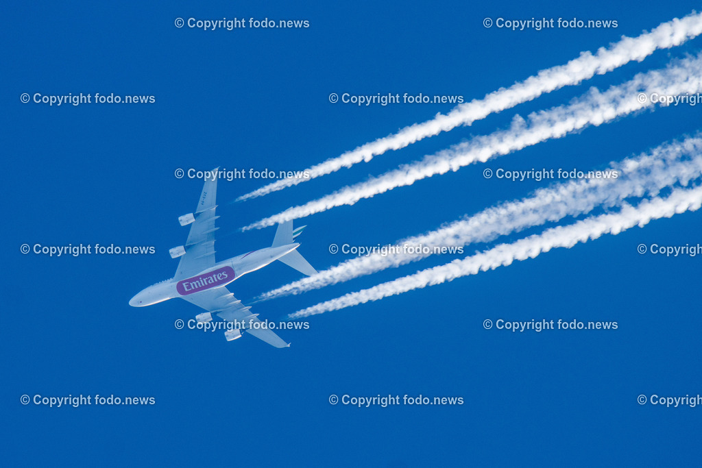 Linz_ Luftfahrt_ 01.06.2025-5 | 01.06.2025, LINZ, AUT, Flugzeug, im Bild Themenbild, Emirates Air, Grossraumflugzeug, Langstreckenflugzeug, Passagiere, Urlaub, Reisen, Fernreisen, Frachtflugzeug, Airbus, Boing, Transport, Ueberflug, Kondensstreifen, Himmel, Wolkenlos, blau, Symbolbild, Feature