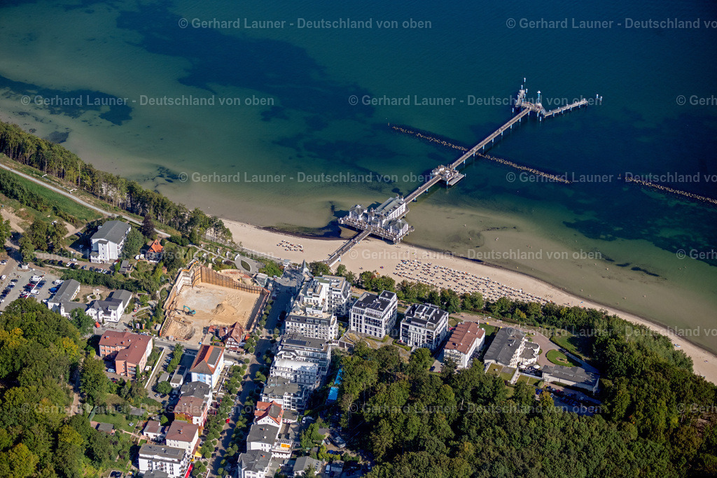 4061282 | SELLIN 08.09.2021 Konstruktion der Seebrücke über der Wasseroberfläche in Sellin an der Ostseeküste im Bundesland Mecklenburg-Vorpommern, Deutschland. Weiterführende Informationen bei: Seebrücke Sellin. // Construction of the pier above the water surface in Sellin on the Baltic Sea coast in the state of Mecklenburg-West Pomerania, Germany. Further information at: Seebruecke Sellin. Foto: Gerhard Launer
