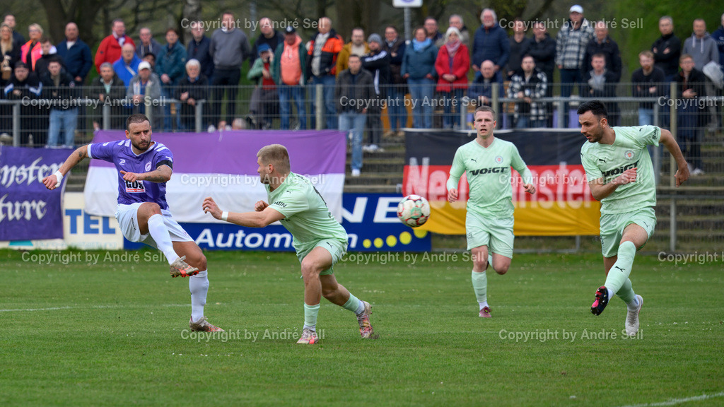 VfR Neumünster (lila) vs PSV Neumünster (grün) | Kastriot Alija (VfR #19 scheitert am Torwart) vs Nils Drauschke (PSV #10) / Fußball-Oberliga Männer 2025/2026 / VfR Neumünster (lila) vs PSV Neumünster (grün) / Grümmi-Arena / Neumünster / 15.04.26 - Realisiert mit Pictrs.com