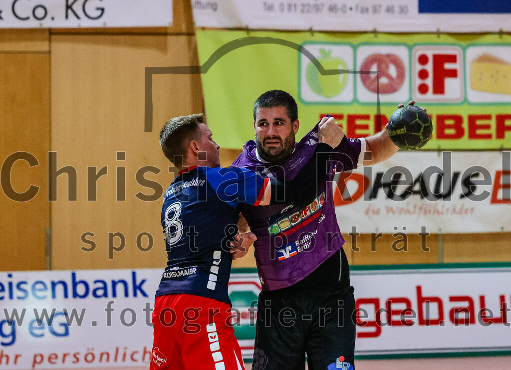 2023-10-14_097_SpVgg_Altenerding_gegen_HSG_Freising_Neufahrn | Erding, Deutschland, 14.10.2023:
Handball, Bezirksoberliga Männer 2023 / 2024, 4. Spieltag, SpVgg Altenerding gegen HSG Freising-Neufahrn, Endergebnis: 27:26

Konstantin Vopel (HSG Freising-Neufahrn, #8), Christian Loris (SpVgg Altenerding, #11)

Foto: Christian Riedel / fotografie-riedel.net