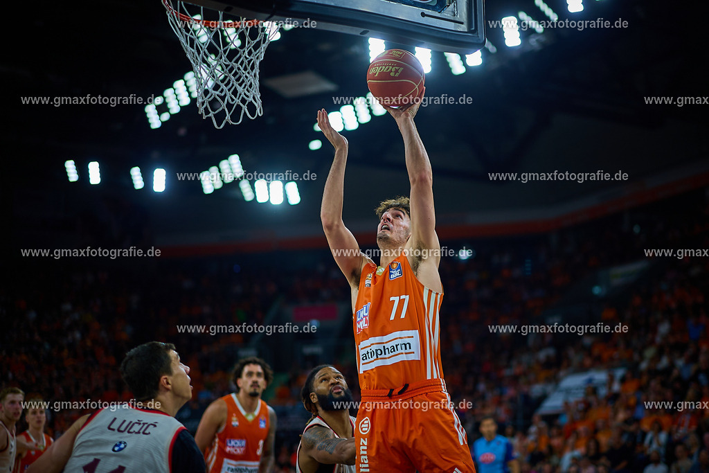 GER, ratiopharm ulm gegen FC Bayern, Basketball, 2. PlayOff, Finale, EasyCredit Bundesliga, Spielzeit 2024/2025, 18.06.2025 | Ben Saraf (ratiopharm ulm, #77) KorblegerGER, ratiopharm ulm gegen FC Bayern, Basketball, 2. PlayOff, Finale, EasyCredit Bundesliga, Spielzeit 2024/2025, 18.06.2025Foto: Eibner-Pressefoto/Gerald Oelze-de Stoppany