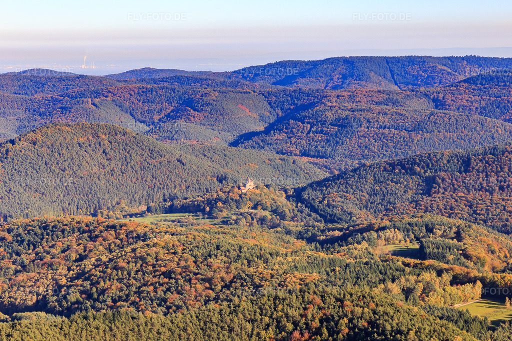 Luftbild: Burg Berwartstein von Westen in Erlenbach bei Dahn im Bundesland Rheinland-Pfalz in Deutschland. Foto: IMG_103918.jpg vom 14.10.2017 durch Werner Riehm/FLY-FOTO.deBURGBERWARTSTEIN.DE