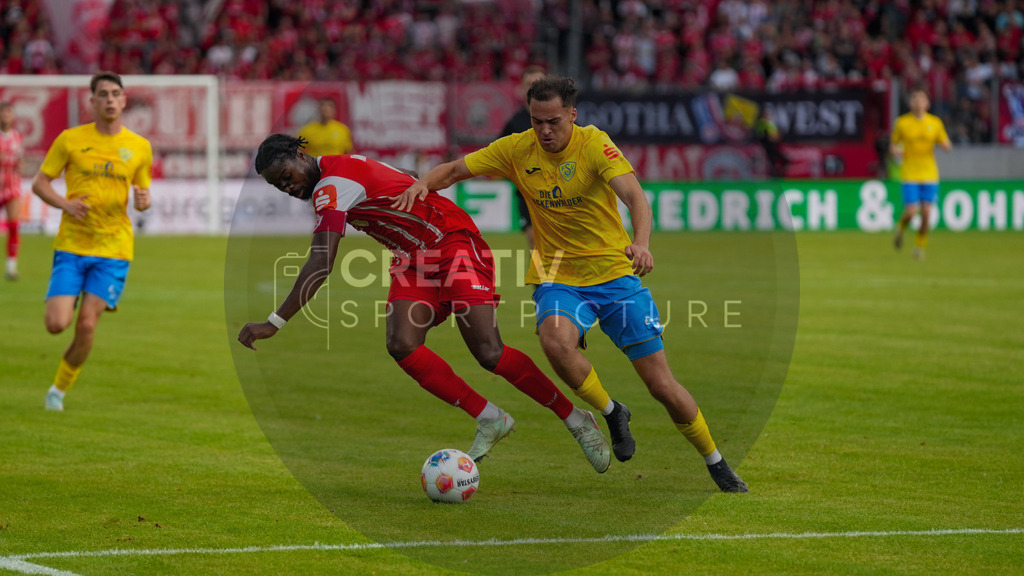 Fußball, Herren, Saison 2025/2026, Regionalliga Nordost, 1. Spieltag, FC Rot-Weiß Erfurt vs. FSV 63 Luckenwalde, Freitag 25.07.2025, Steigerwaldstadion Erfurt, | Fußball, Herren, Saison 2025/2026, Regionalliga Nordost, 1. Spieltag, FC Rot-Weiß Erfurt vs. FSV 63 Luckenwalde, Freitag 25.07.2025, Steigerwaldstadion Erfurt, Im Bild: Maxime Awoudja (l. Erfurt) und Simon Gollnack (r. Luckenwalde) - Realisiert mit Pictrs.com
