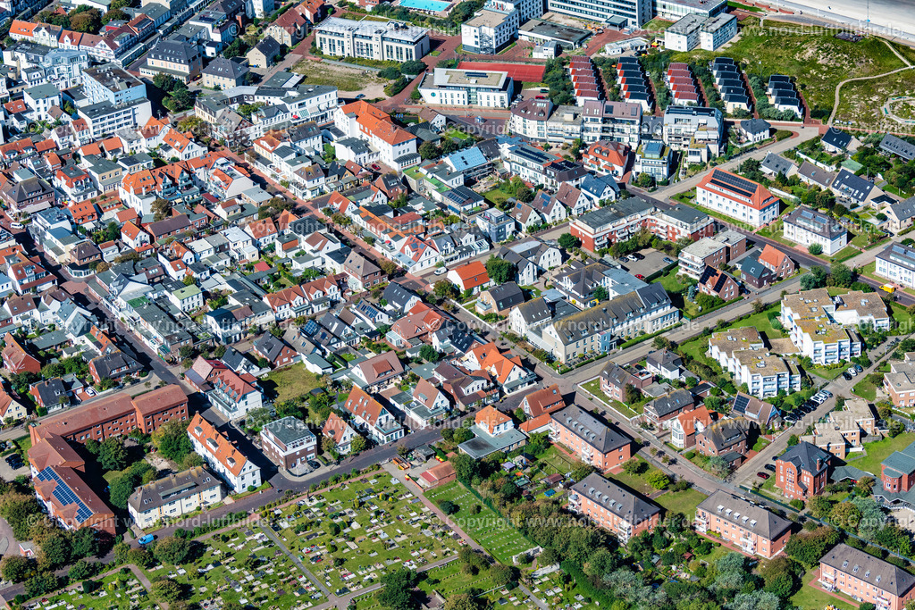 Norderney_Wohngebiet_Benekestarsse_ELS_6887050923 | NORDERNEY 05.09.2023 City view at the height of Benekenstrasse on Norderney in the state of Lower Saxony, Germany. // Town View of the streets and houses of the residential areas in Norderney in the state Lower Saxony, Germany. Foto: Martin Elsen