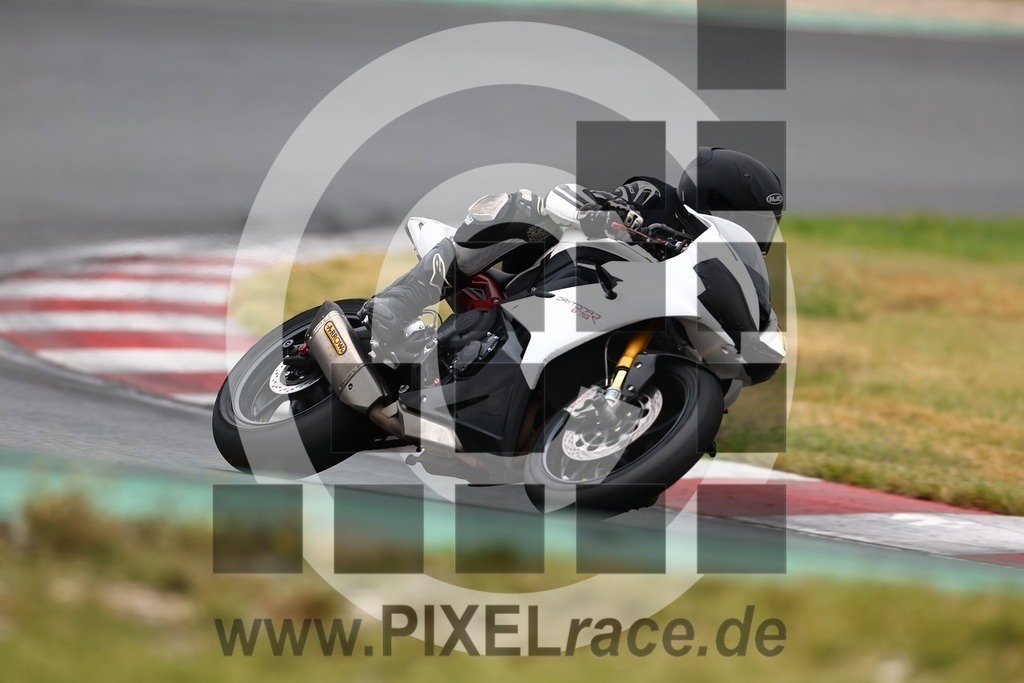 0251-20240917_04848 | Schöne Erinnerungen an spannende Momente - das festzuhalten ist unser Job. PIXELrace.de ist seit 2003 auf den Rennstrecken Europas unterwegs um die Action draußen beim Fahren und die wunderbare Stimmung imm Fahrerlager für euch einzufangen.