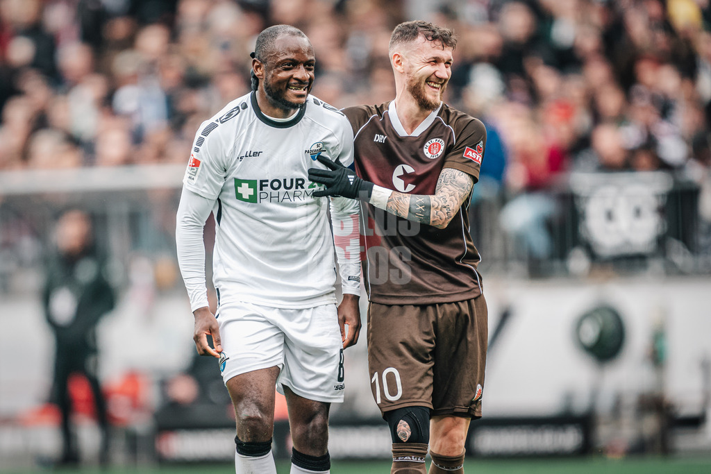 Fußball | Männer | Saison 2023/2024 | 2. Fußball-Bundesliga | 27. Spieltag | FC St. Pauli vs. SC Paderborn 07 | 31.03.2024 | v.l. David Kinsombi (#8, SC Paderborn 07) und Marcel Hartel (#10, FC St. Pauli)