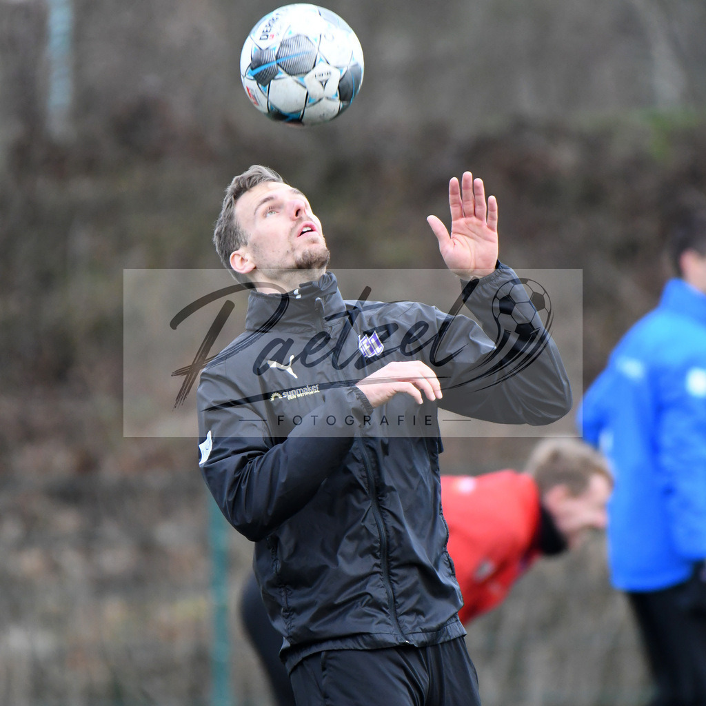 20200131_TRAOSN_0022 | Fußball, Herren: Maurice Trapp (VfL Osnabrueck) in Aktion, am Ball, Einzelaktion waehrend der Trainingseinheit des VfL Osnabrueck im Sportpark Illoshoehe am 31.01.2020 in Osnabrueck, Deutschland. - Realisiert mit Pictrs.com
