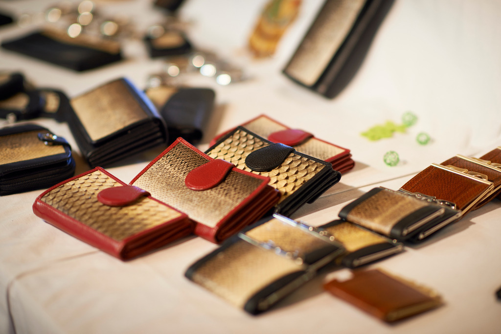 Yupitaze Fischtextil | Litschau, Austria - April 02, 2016: Yupitaze Fischtextil; verschiedene Artikel aus Fischleder im Shop. - Realisiert mit Pictrs.com