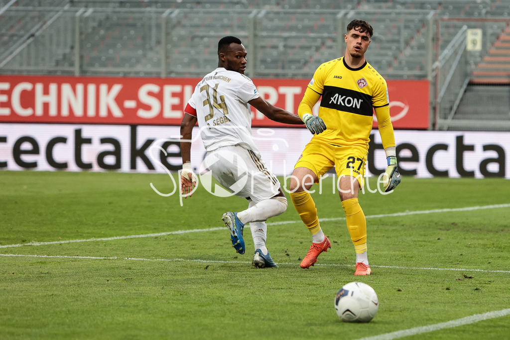FC Würzburger Kickers - FC Bayern Amateure | Desire SEGBE AZANKPO (FCB #34) bedraengt FWK Keeper Vincent Friedsam (FWK #34)