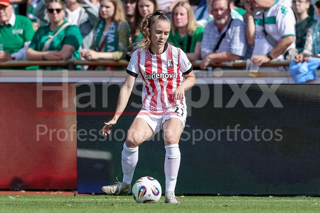 Fussball, Google Pixel Frauen-Bundesliga, SV Werder Bremen - SC Freiburg | Lisa Kolb (SC Freiburg, 22) am Ball, Freisteller, Einzelbild, Ganzkörper, Aktion, Action, Spielszene, DIE DFB-RICHTLINIEN UNTERSAGEN JEGLICHE NUTZUNG VON FOTOS ALS SEQUENZBILDER UND/ODER VIDEOÄHNLICHE FOTOSTRECKEN. DFB REGULATIONS PROHIBIT ANY USE OF PHOTOGRAPHS AS IMAGE SEQUENCES AND/OR QUASI-VIDEO.