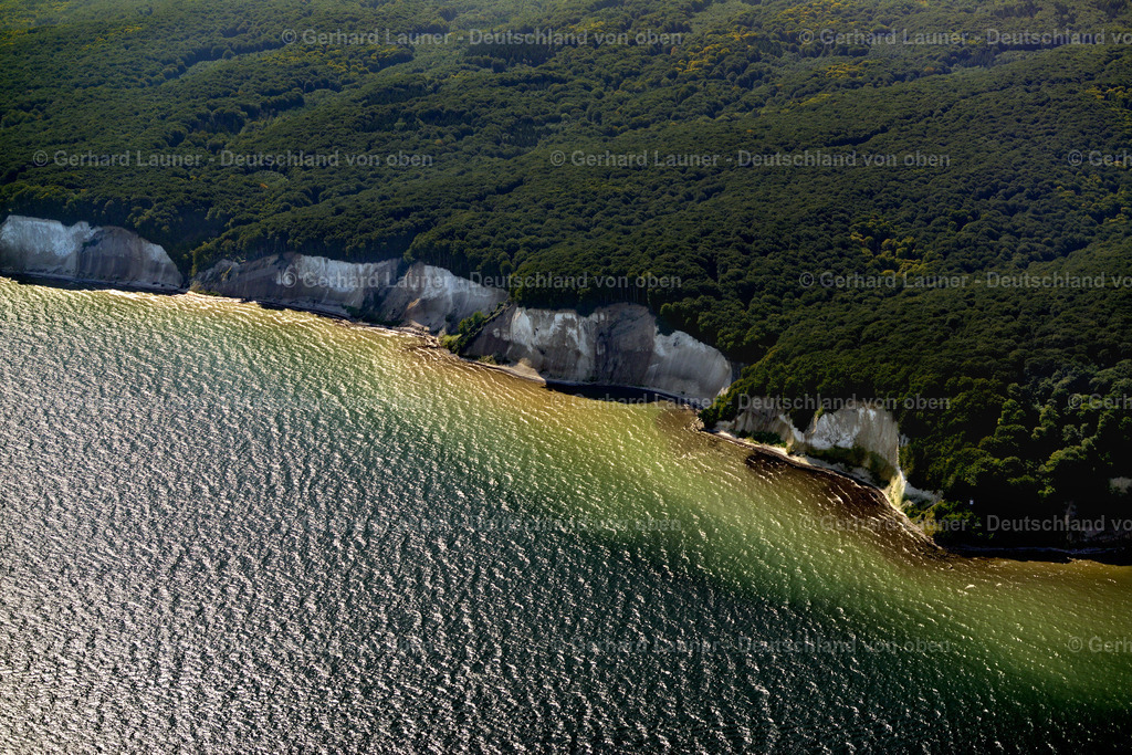 3637904 | SASSNITZ 2016 Blick auf die Kreideküste im Nationalpark Jasmund bei Sassnitz auf der Insel Rügen in Mecklenburg-Vorpommern. Der markante Felsvorsprung Königsstuhl befindet sich in der Umgebung der Stubbenkammer in dem seit 1990 bestehenden Nationalpark am Ufer zur Ostsee mit einem Buchenwald, der teilweise zum UNESCO-Welterbe gehört. // View of the chalk cliff coast in the National Park Jasmund near Sassnitz on the island Ruegen in Mecklenburg-West Pomerania. Foto: Gerhard Launer