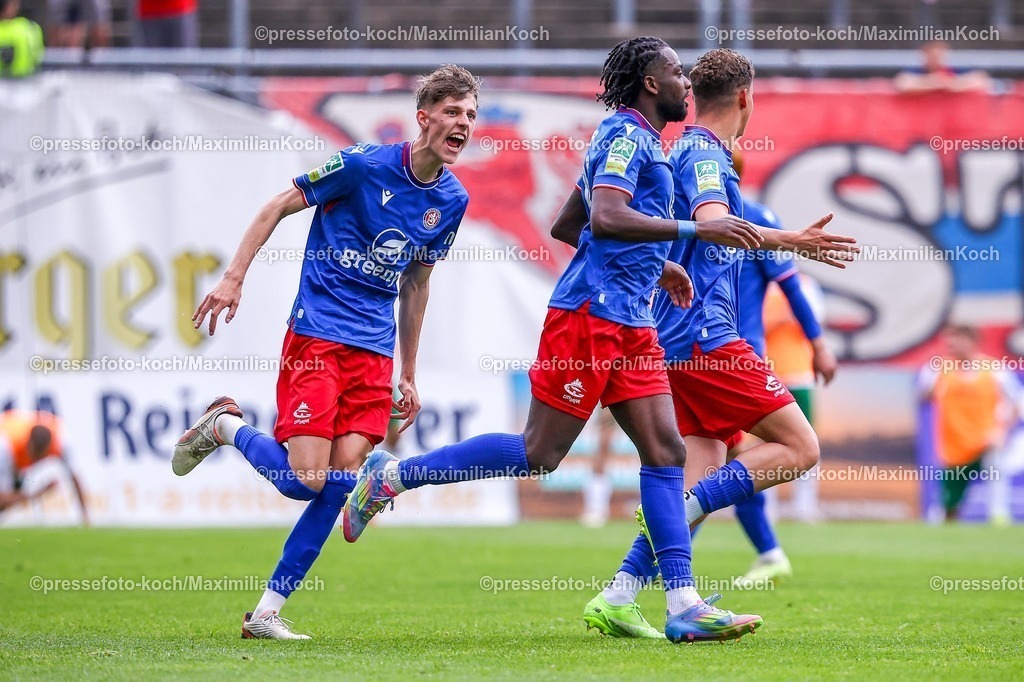 xKWIx02052601133 | 2026.05.02, xkwix, Fußball, Regionalliga West, Wuppertaler SV -  FC Gütersloh, Stadion am Zoo, 32.Spieltag, Saison 2025 / 2026: Torjubel beim Tor zum 1:1 durch Jeff‑Denis Fehr (Wuppertaler SV #19) DFB regulations prohibit any use of photographs as image sequences and or quasi-video. Photo: xKamilxWilkowskixPressefotoKochx
