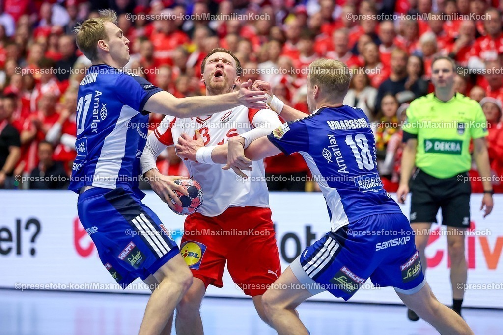 EHF30012603082 | 30.01.2026, Handball, Men's EHF EURO 2026, Dänemark - Island, Jyske Bank Boxen in Herning, Dänemark, Semi Finals:   Simon Bogetoft Pytlick (Denmark #43) im Zweikampf gegen   Einar Þorsteinn Olafsson (Iceland #27)  Ellioi Vioarsson (Iceland #18)