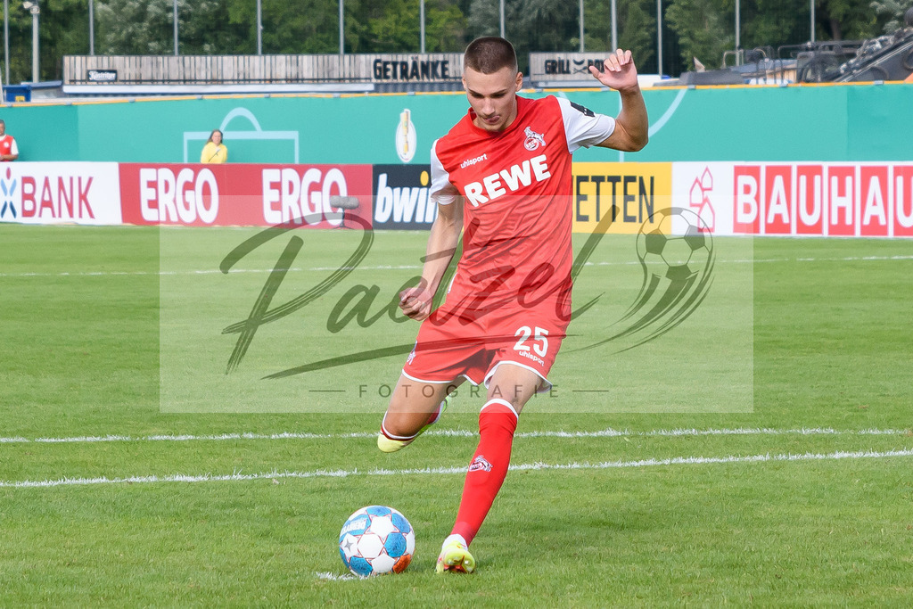 JENKOE20210808_093 | Fussball, Herren: Tim Lemperle (1. FC Koeln) in Aktion, am Ball, Einzelaktion beim Spiel der 1. Runde im DFB-Pokal zwischen FC Carl Zeiss Jena und 1. FC Koeln im Ernst-Abbe-Sportfeld am 08.08.2021 in Jena, Deutschland.DFB / DFL REGULATIONS PROHIBIT ANY USE OF PHOTOGRAPHS AS IMAGE SEQUENCES AND/OR QUASI-VIDEO. - Realisiert mit Pictrs.com