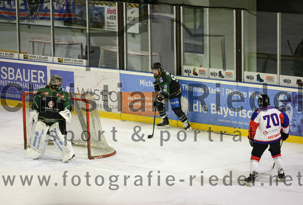 2023-01-22_092_Eishockey_TSV_Erding_gegen_ESC_Dorfen | Erding, Deutschland, 22.01.2023:
Eishockey, Bayernliga 2022 / 2023, 29. Spieltag, TSV Erding gegen ESC Dorfen, Endergebnis: 6:2

Torwart Christoph Schedlbauer (Erding Gladiators, #31), Rudolf Lorenz (Erding Gladiators, #91), Felix Wiedenhofer (ESC Dorfen, #70)

Foto: Christian Riedel / fotografie-riedel.net