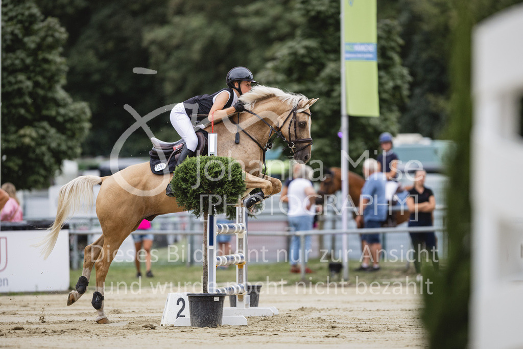 230824_Delbrueck_PonyTrophy-301 | Deine schönsten Turniermomente als professionelle Fotos! Entdecke hochwertige Pferdesport-Fotografie im Online-Shop. Jetzt Fotos finden & bestellen!