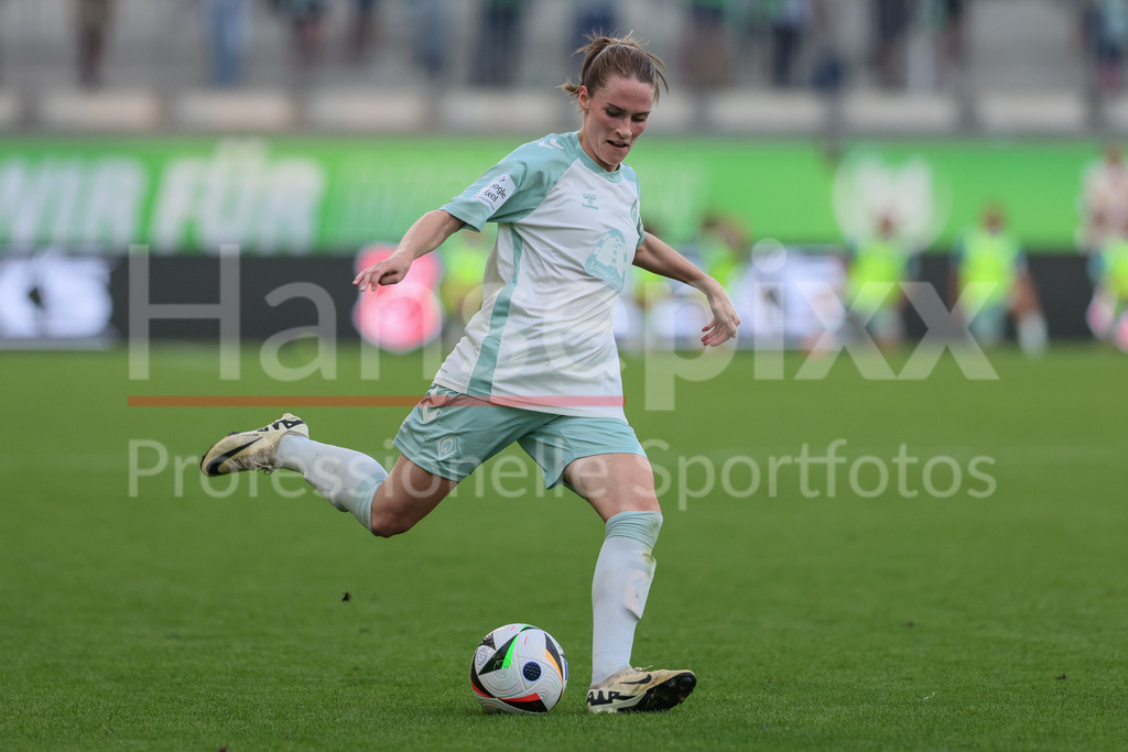 Fussball, Google Pixel Frauen-Bundesliga, VfL Wolfsburg - SV Werder Bremen | v.li.: Reena Wichmann (SV Werder Bremen, 6) am Ball, Freisteller, Einzelbild, Ganzkörper, Aktion, Action, Spielszene, DIE DFB-RICHTLINIEN UNTERSAGEN JEGLICHE NUTZUNG VON FOTOS ALS SEQUENZBILDER UND/ODER VIDEOÄHNLICHE FOTOSTRECKEN. DFB REGULATIONS PROHIBIT ANY USE OF PHOTOGRAPHS AS IMAGE SEQUENCES AND/OR QUASI-VIDEO.