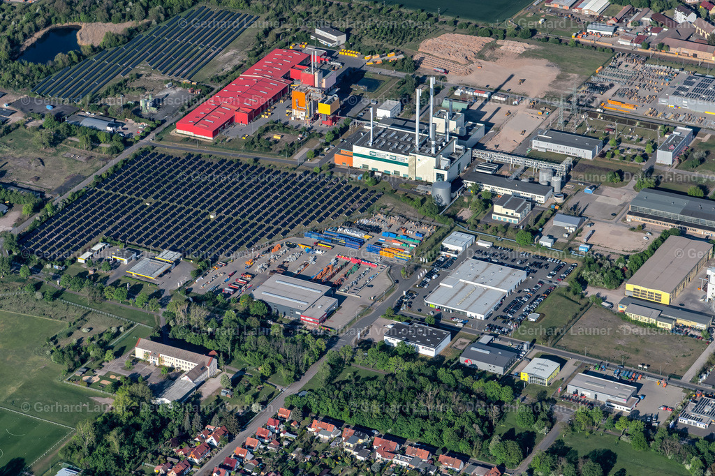 4026060 | ERFURT 06.05.2020 Kraftwerksanlagen des Heizkraftwerkes der Müll- und Abfallverbrennungsanlage " Restabfallbehandlungsanlage (TUS Leitwarte) " im Ortsteil Hohenwinden in Erfurt im Bundesland Thüringen, Deutschland. Weiterführende Informationen bei: HTI Thüringen KG,  SWE Stadtwerke Erfurt GmbH. // Power plants and exhaust towers of Waste incineration plant station " Restabfallbehandlungsanlage (TUS Leitwarte) " in the district Hohenwinden in Erfurt in the state Thuringia, Germany. Further information at: HTI Thueringen KG,  SWE Stadtwerke Erfurt GmbH. Foto: Gerhard Launer