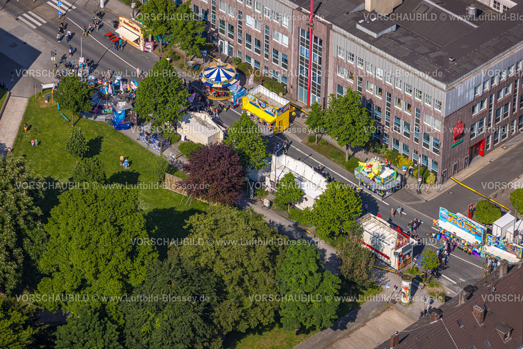 Witten240506903 | Luftbild, Himmelfahrtskirmes auf der Ruhrstraße am Gebäude der Sparkasse Witten Hauptstelle, Karussell und Verkaufsstände, Witten, Ruhrgebiet, Nordrhein-Westfalen, Deutschland